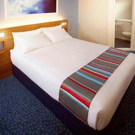 Travelodge Cardiff Airport Баррі Екстер'єр фото