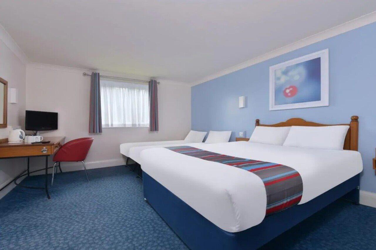 Travelodge Cardiff Airport Баррі Екстер'єр фото
