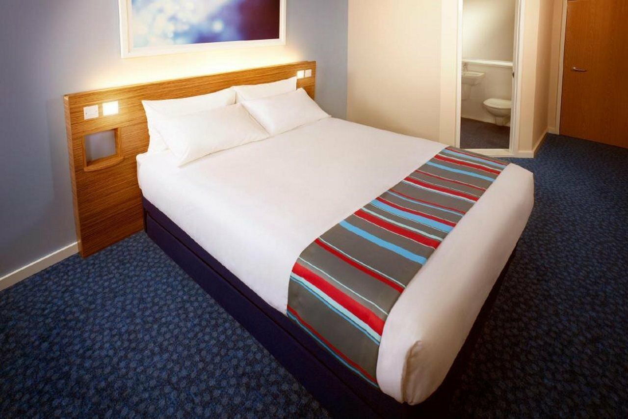 Travelodge Cardiff Airport Баррі Екстер'єр фото