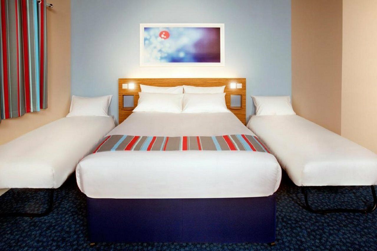 Travelodge Cardiff Airport Баррі Екстер'єр фото